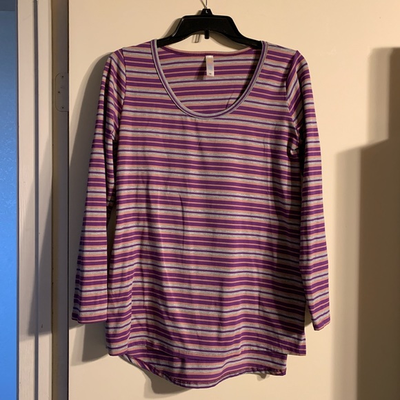 EUC Lularoe Lynnae long sleeve tee - Picture 2 of 4